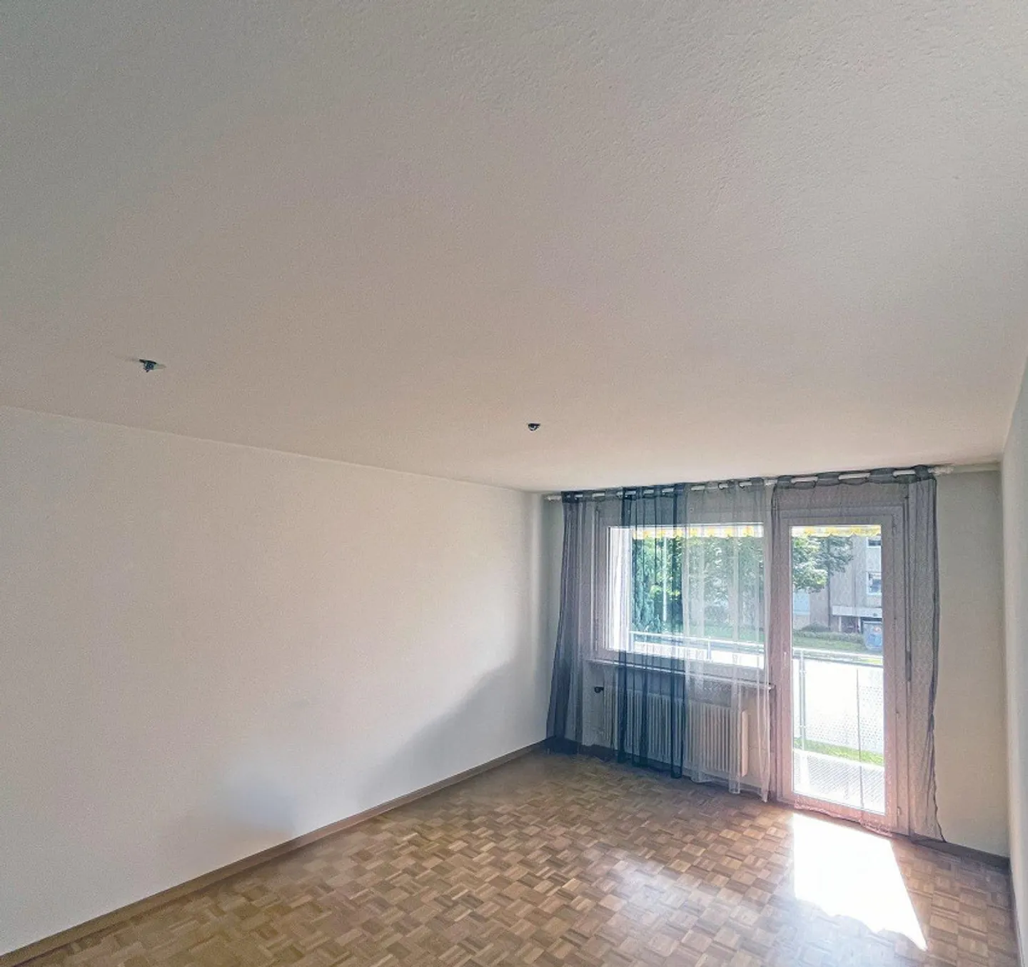 Partially renovated 3-room apartment in a quiet location - Photo 4 of 8