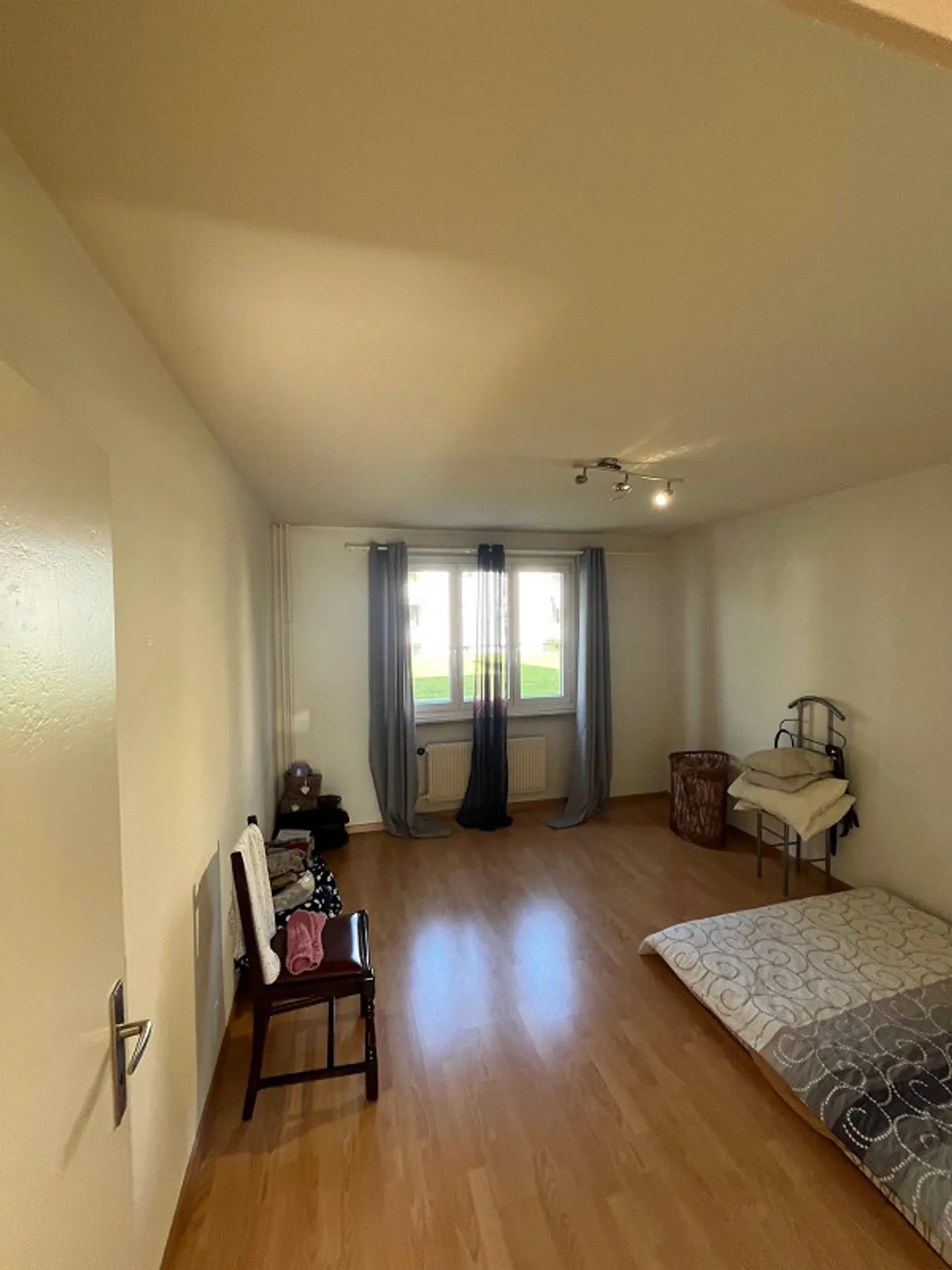 Partially renovated 3-room apartment in a quiet location - Photo 6 of 8