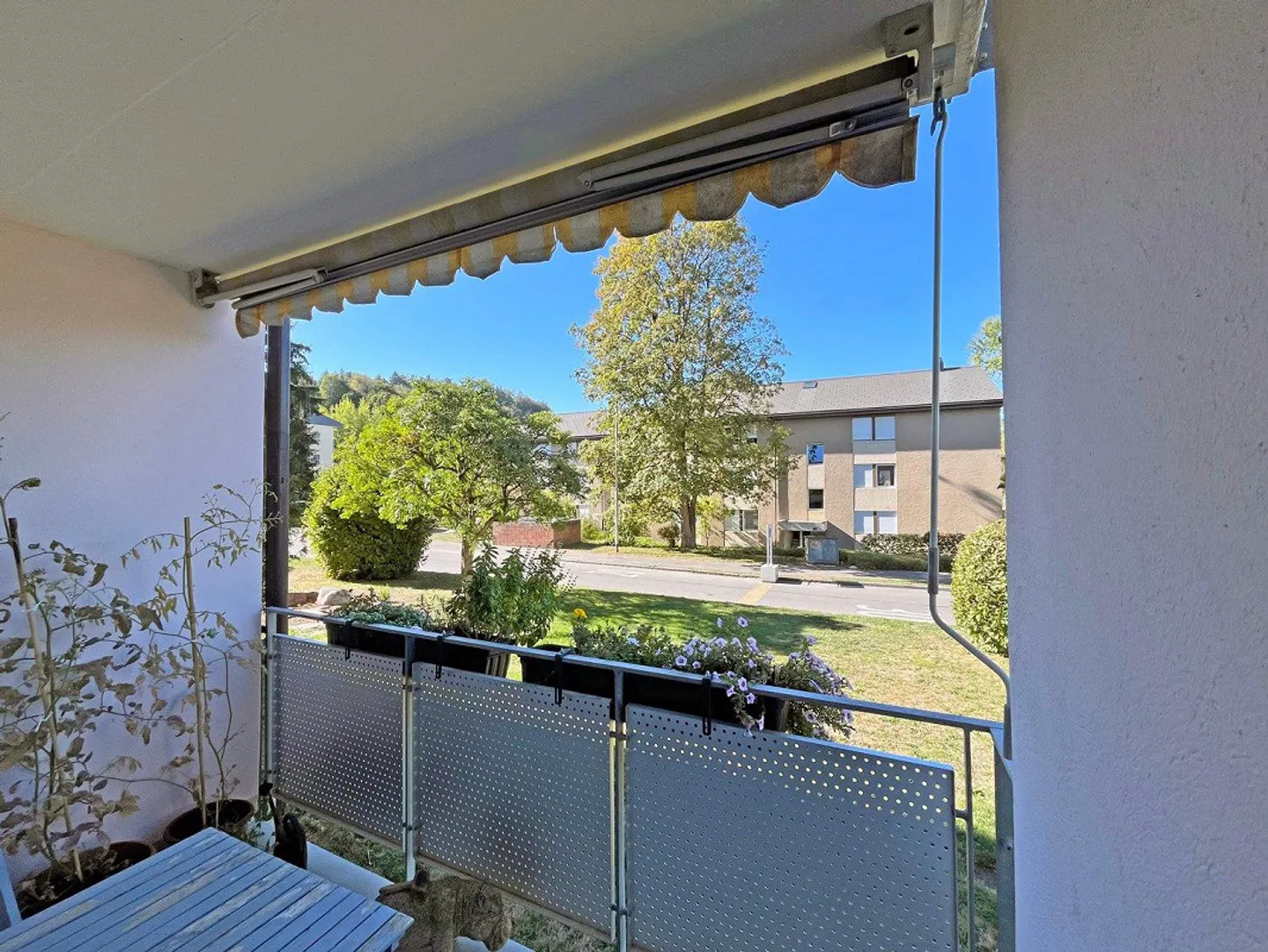 Partially renovated 3-room apartment in a quiet location - Photo 1 of 8
