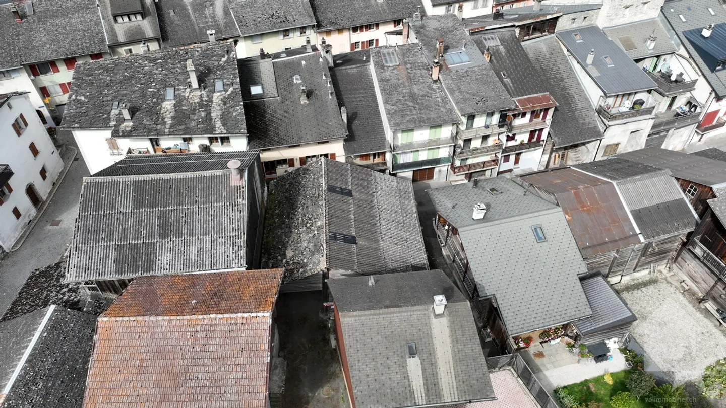 Une grange à rénover au cœur du village de Sembrancher - Photo 1 sur 12