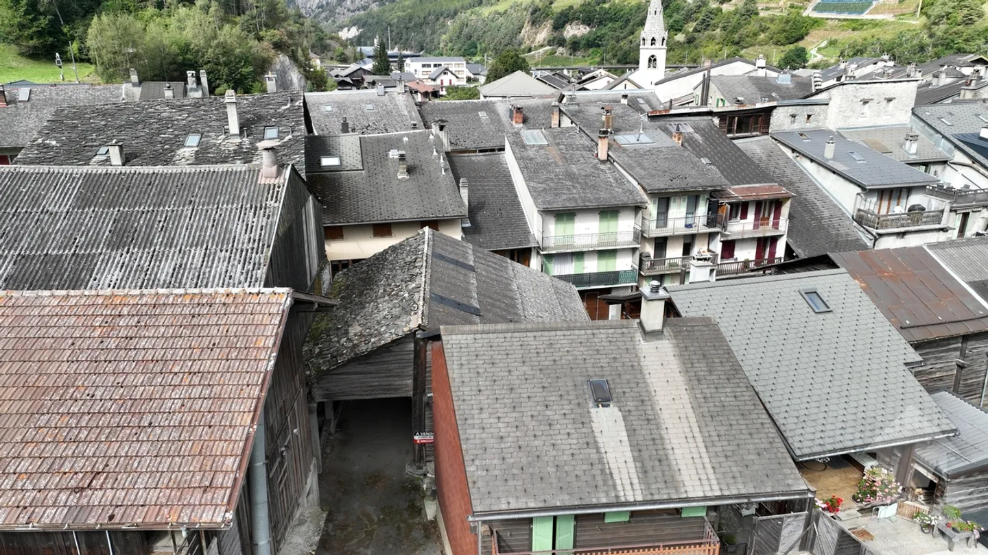 Une grange à rénover au cœur du village de Sembrancher - Photo 2 sur 12