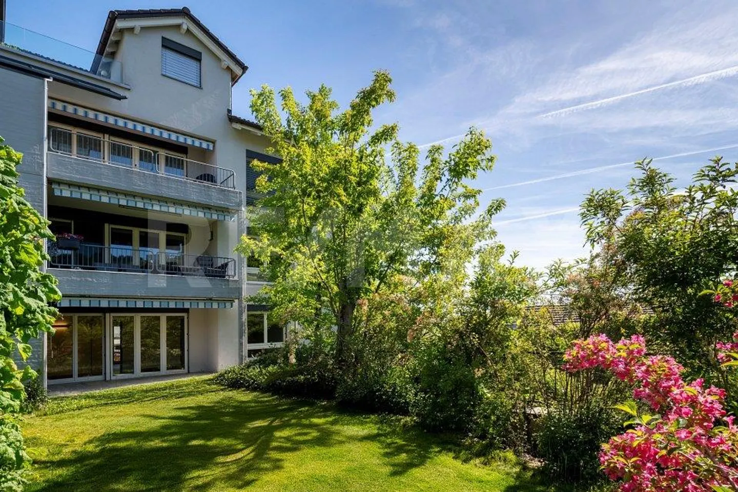 Vie moderne intégrée dans la nature / Appartement de 4,5 pièces fraîchement rénové - Photo 2 sur 13