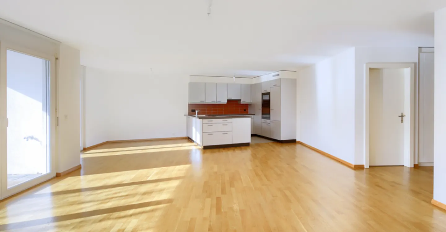 Ampio appartamento di 6.5 stanze con giardino - Foto 3 di 7