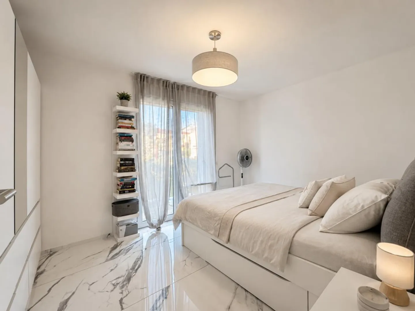 Appartement spacieux de 2,5 pièces - Photo 2 sur 4