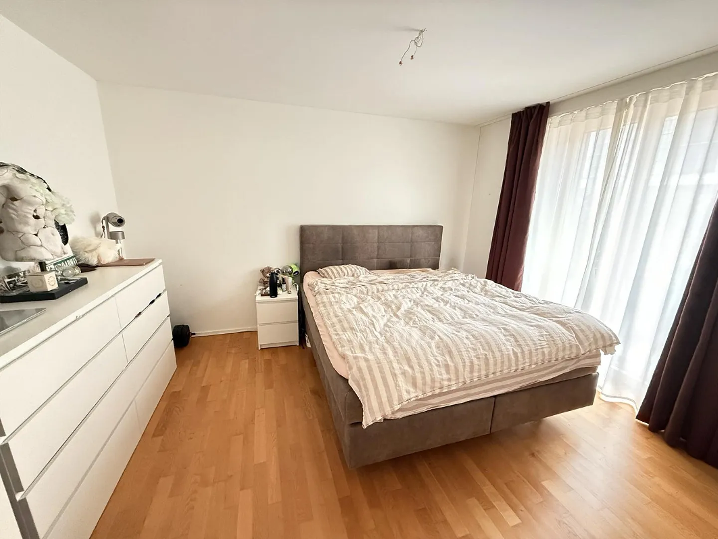 Appartement spacieux, lumineux et moderne de 3,5 pièces à 25 min de Zurich - Photo 5 sur 9