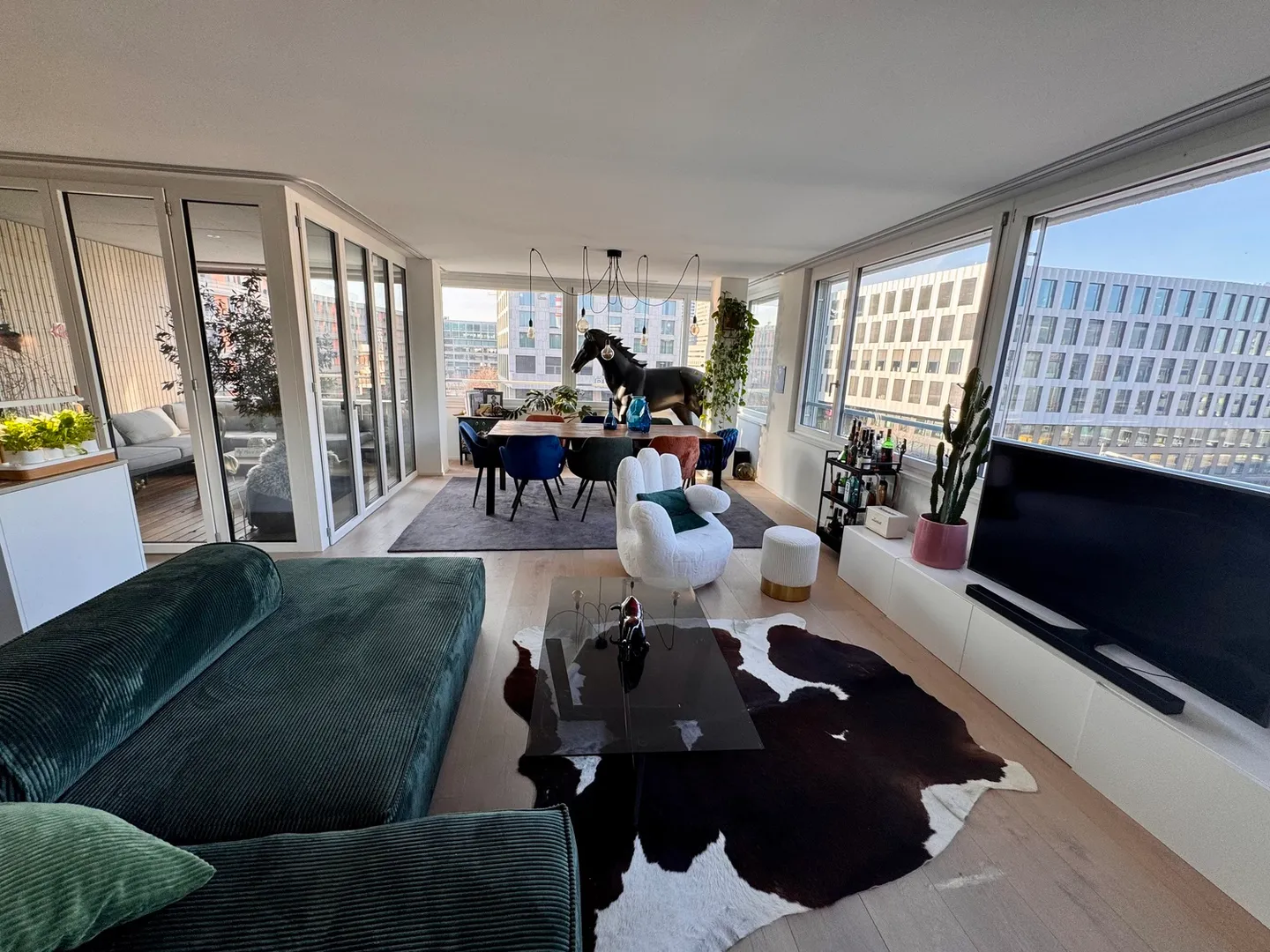 APPARTEMENT 4½ PIÈCES À ZURICH - QUARTIER INDUSTRIEL 5, MEUBLÉ, TEMPORAIRE - Photo 1 sur 9