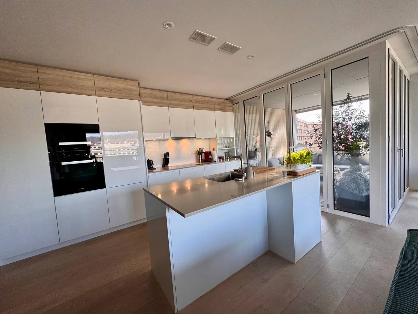 APPARTEMENT 4½ PIÈCES À ZURICH - QUARTIER INDUSTRIEL 5, MEUBLÉ, TEMPORAIRE - Photo 3 sur 9