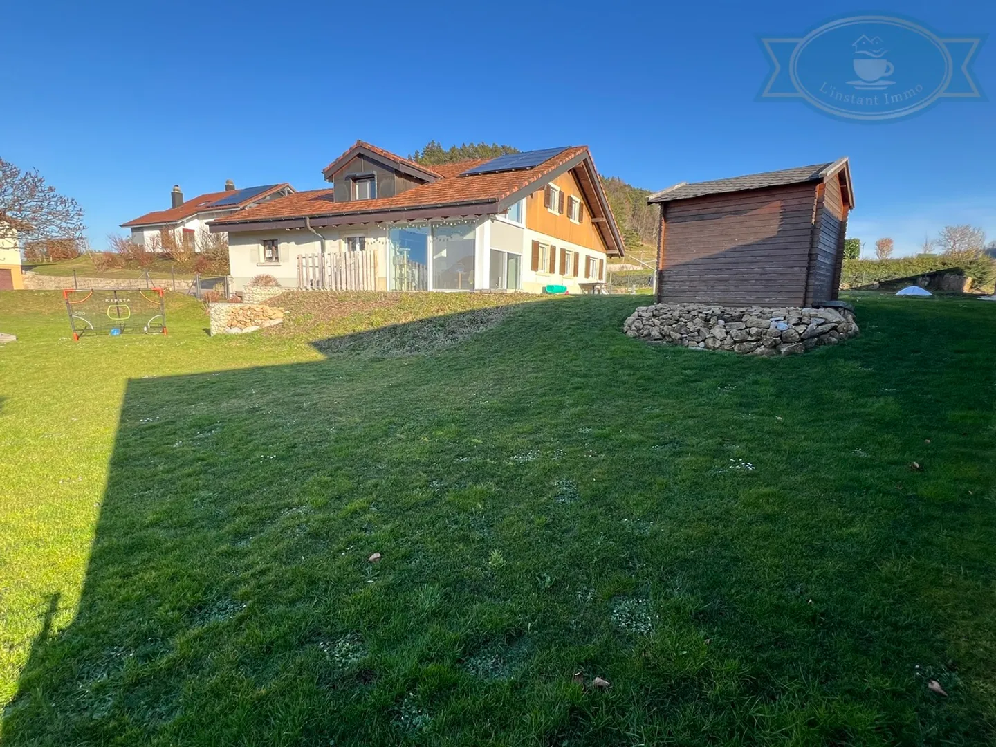 Casa di 8,5 stanze con grande giardino in un'area residenziale - Foto 2 di 10