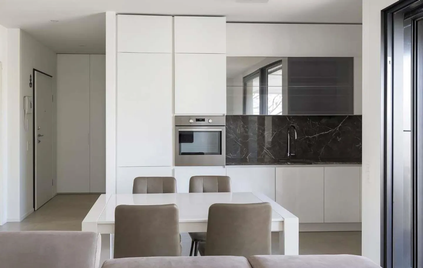 Modern apartment with high-quality amenities, close to services - Photo 3 of 13
