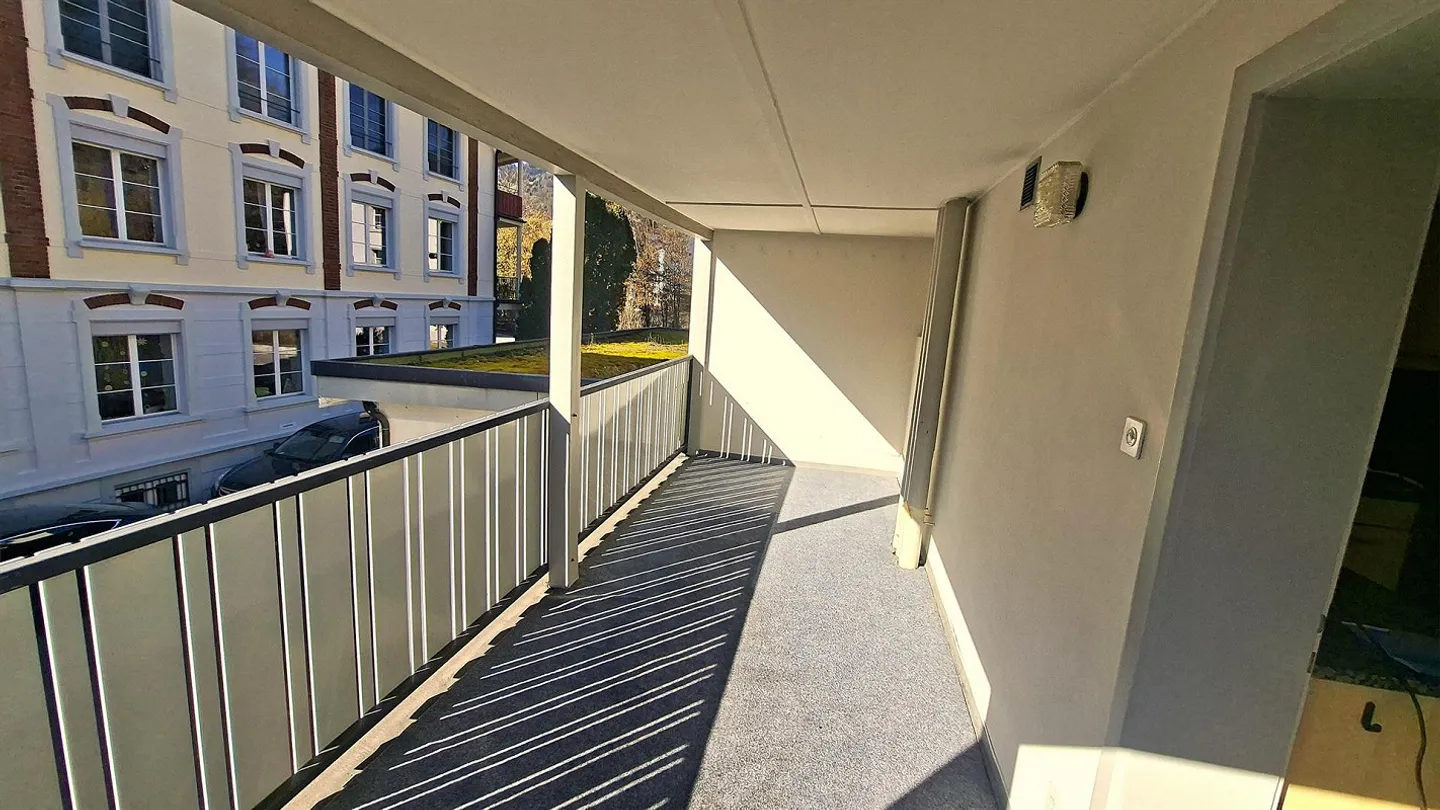 Bright 4.5 Room Apartment with Two Large Balconies - Photo 5 of 8