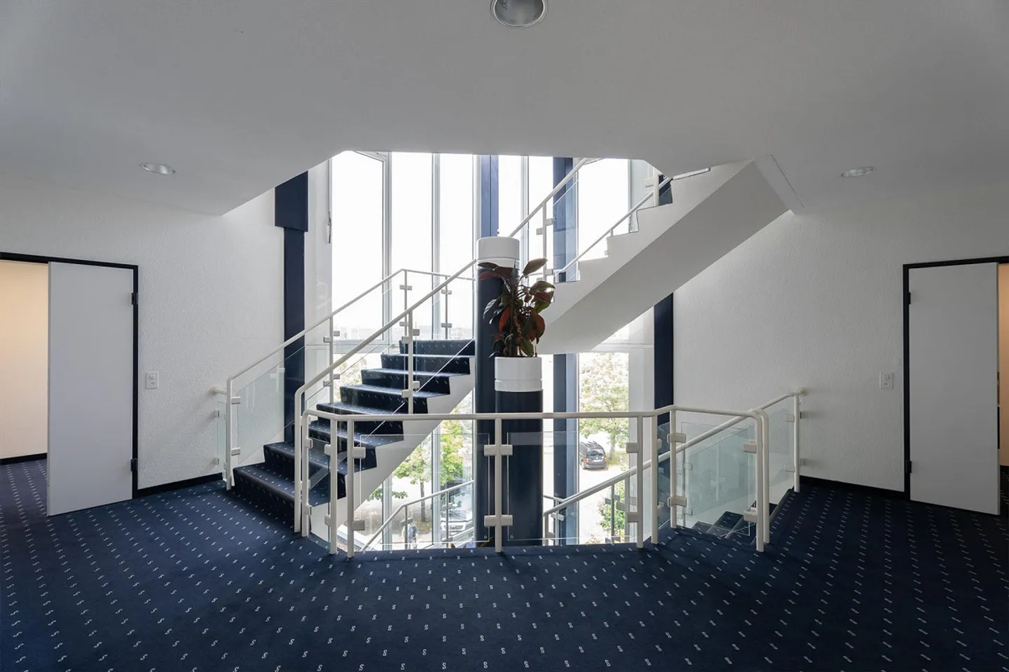 Office space in a prime location! - Photo 4 of 6