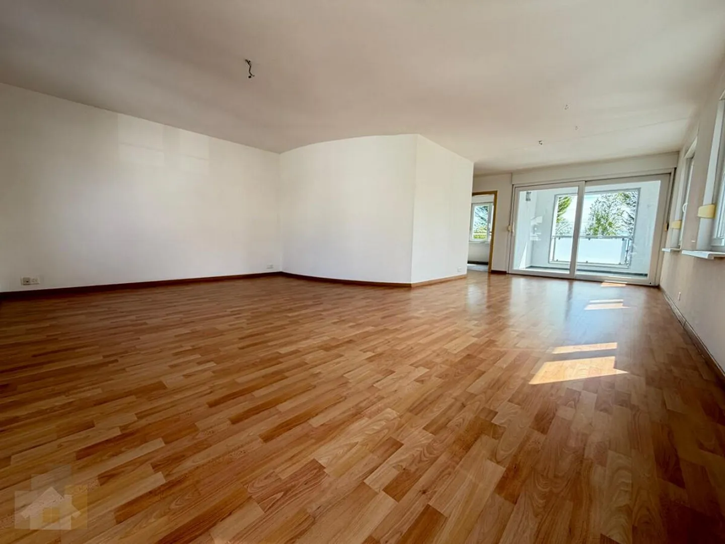 DIRECTLY ON THE LAKE WITH 2 BALCONIES AND LOTS OF SPACE - Foto 1 di 14