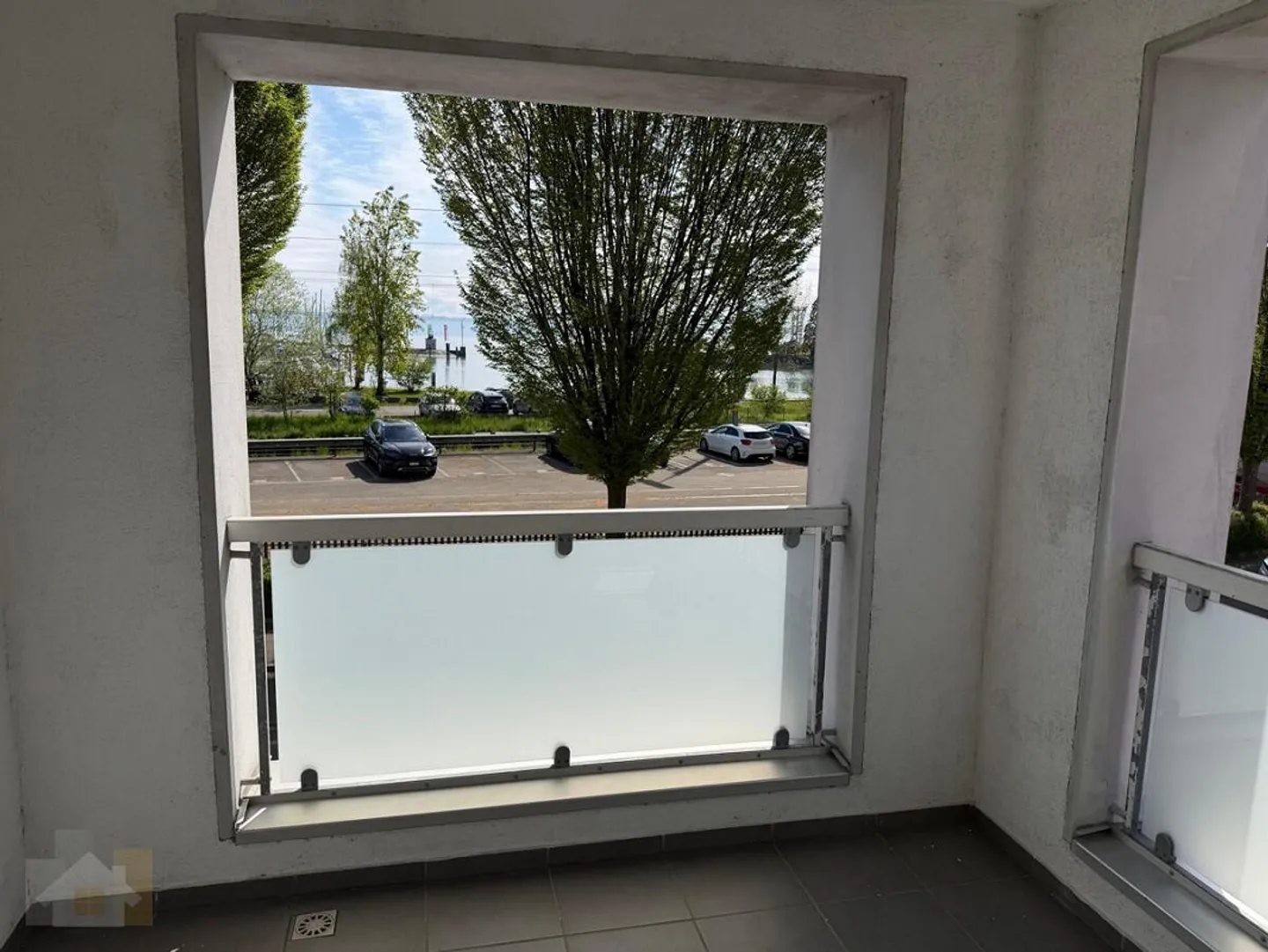 DIRECTLY ON THE LAKE WITH 2 BALCONIES AND LOTS OF SPACE - Foto 2 di 14