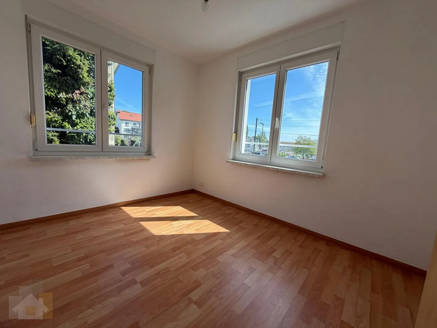 DIRECTLY ON THE LAKE WITH 2 BALCONIES AND LOTS OF SPACE - Foto 7 di 14