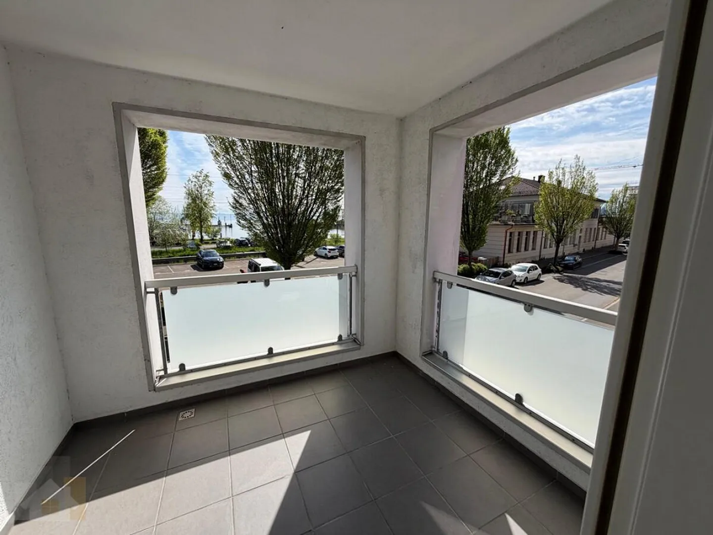 DIRECTLY ON THE LAKE WITH 2 BALCONIES AND LOTS OF SPACE - Foto 14 di 14