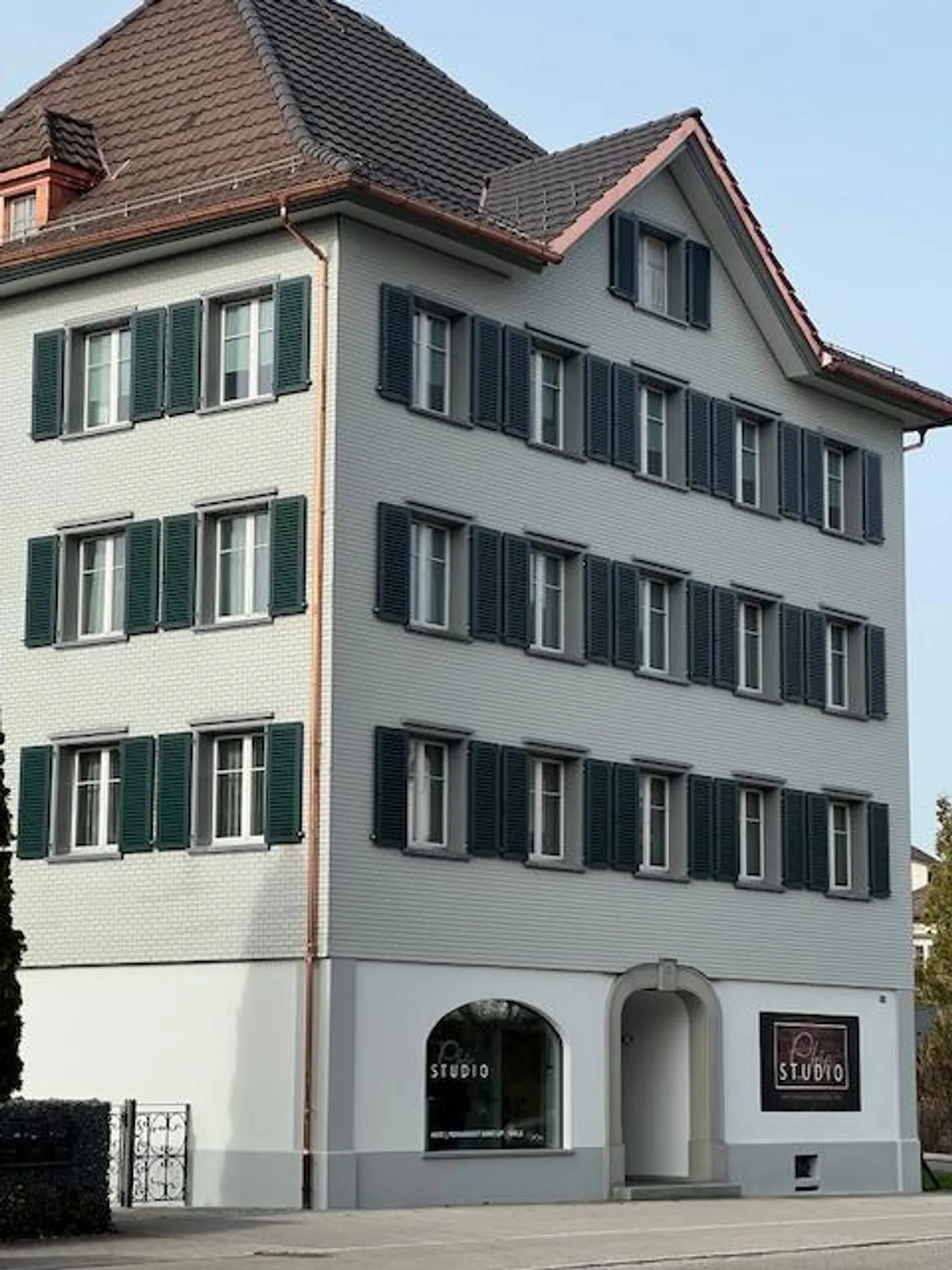 Appartamento di 3,5 locali recentemente ristrutturato in una casa trifamiliare - Foto 1 di 13