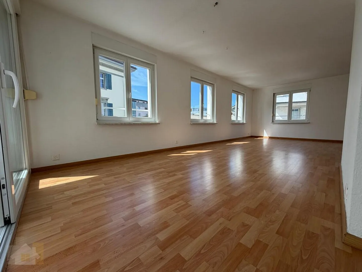 DIRECTLY ON THE LAKE WITH 2 BALCONIES AND LOTS OF SPACE - Foto 5 di 14