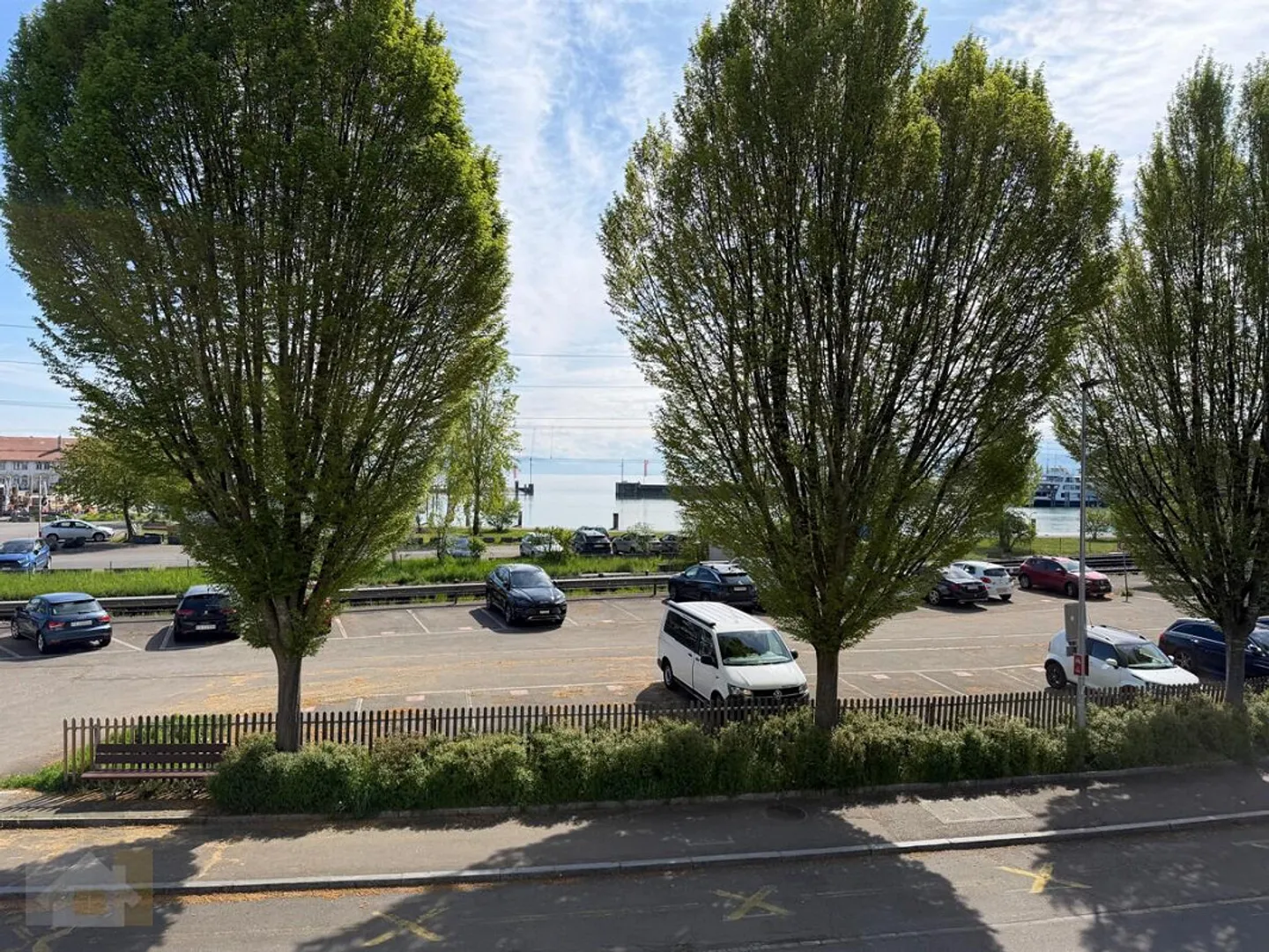 DIRECTLY ON THE LAKE WITH 2 BALCONIES AND LOTS OF SPACE - Foto 6 di 14