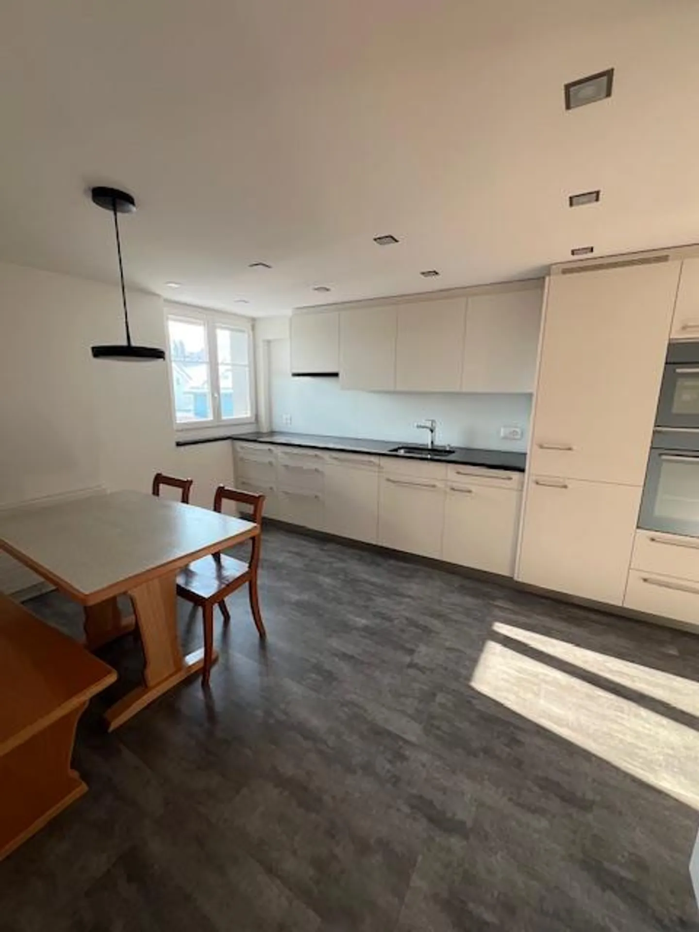 Appartamento di 3,5 locali recentemente ristrutturato in una casa trifamiliare - Foto 5 di 13