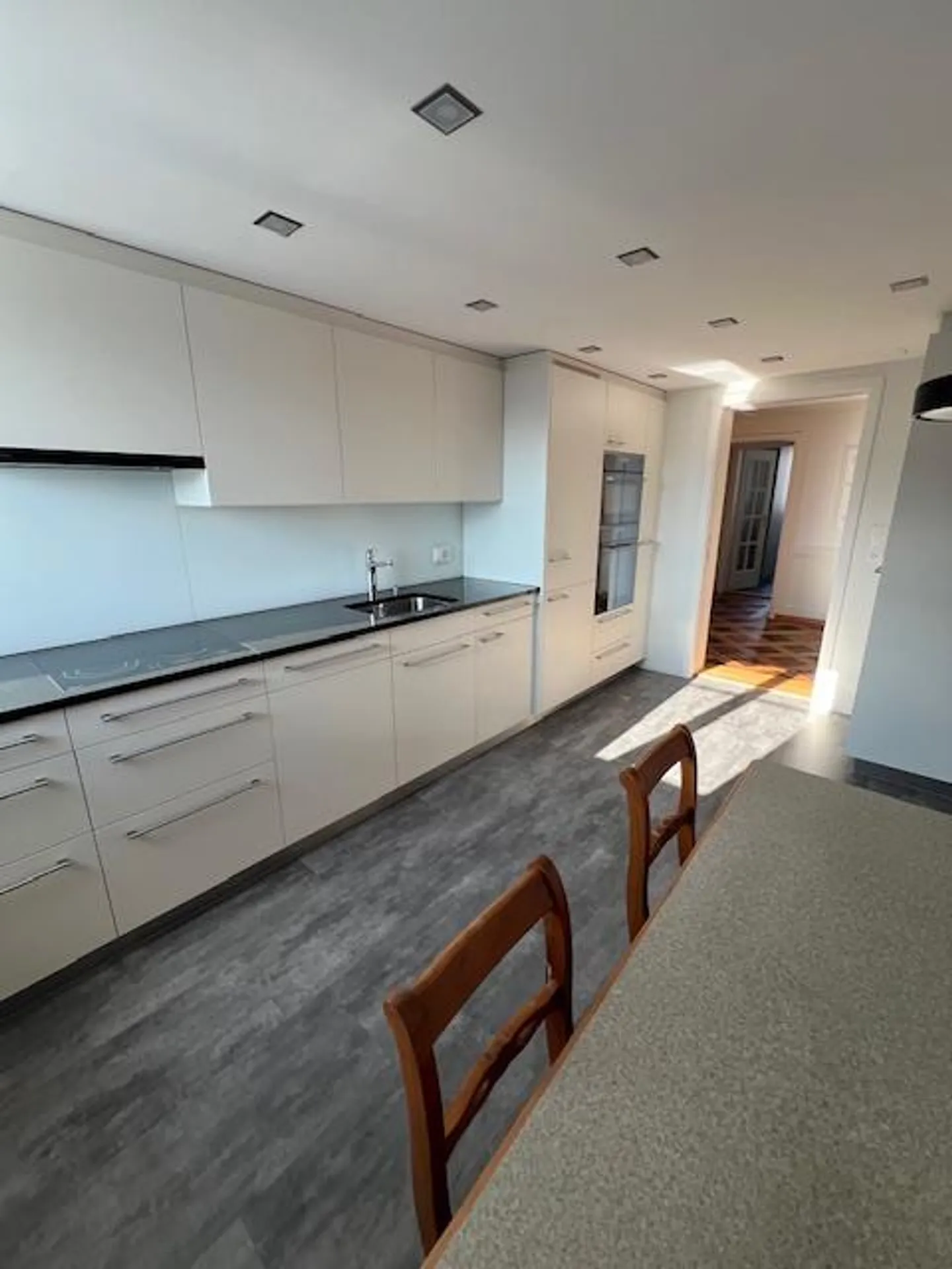 Appartamento di 3,5 locali recentemente ristrutturato in una casa trifamiliare - Foto 6 di 13