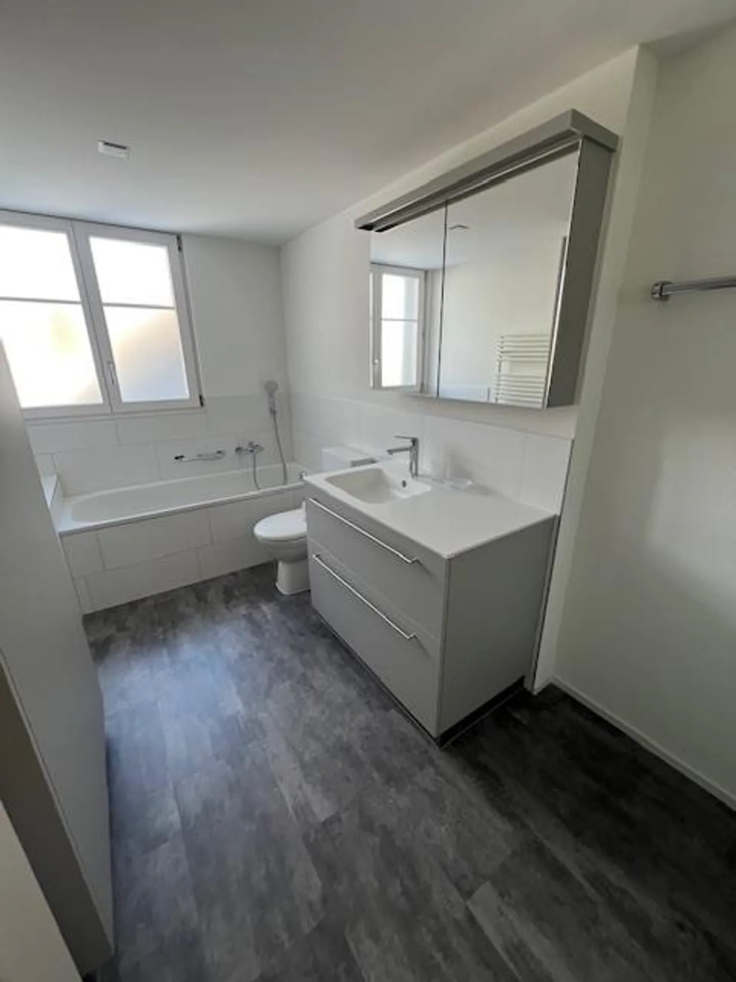 Appartamento di 3,5 locali recentemente ristrutturato in una casa trifamiliare - Foto 8 di 13