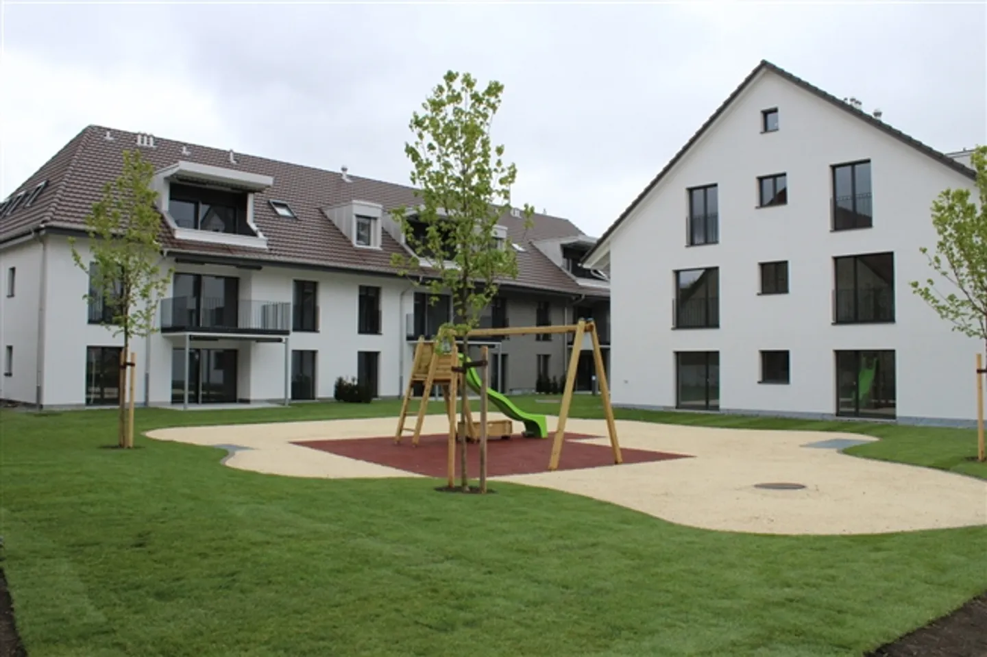 Vue dégagée, beaucoup d'espace de vie - Appartement en attique 3.5 pièces - Photo 1 sur 14