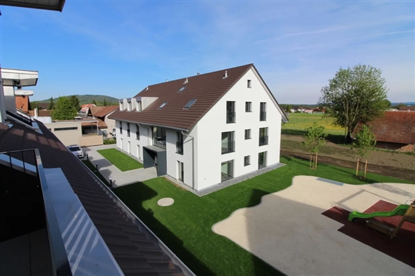 Vue dégagée, beaucoup d'espace de vie - Appartement en attique 3.5 pièces - Photo 2 sur 14