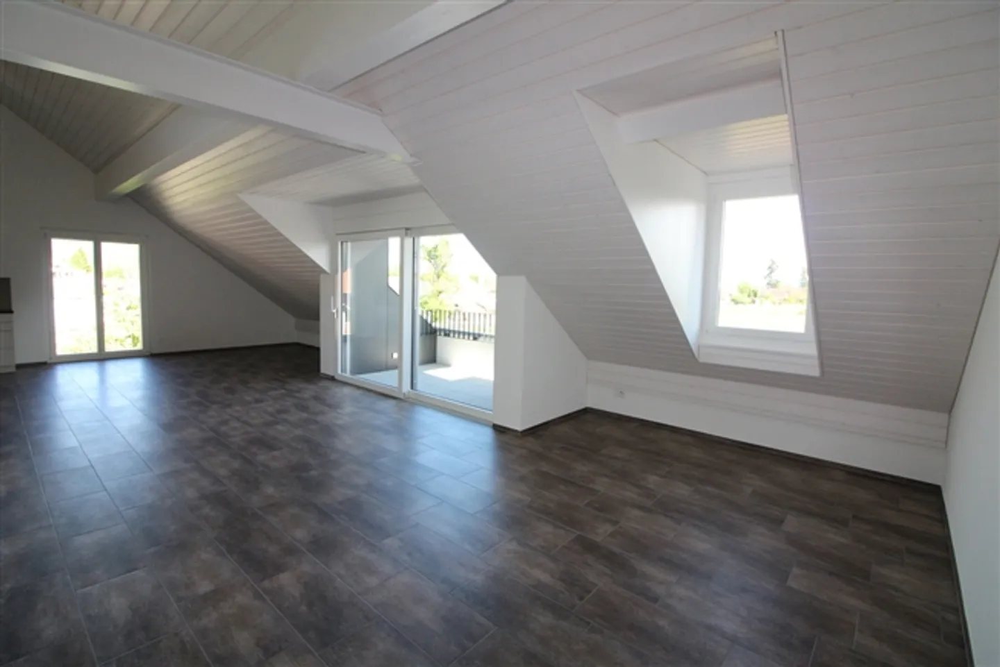 Vue dégagée, beaucoup d'espace de vie - Appartement en attique 3.5 pièces - Photo 3 sur 14