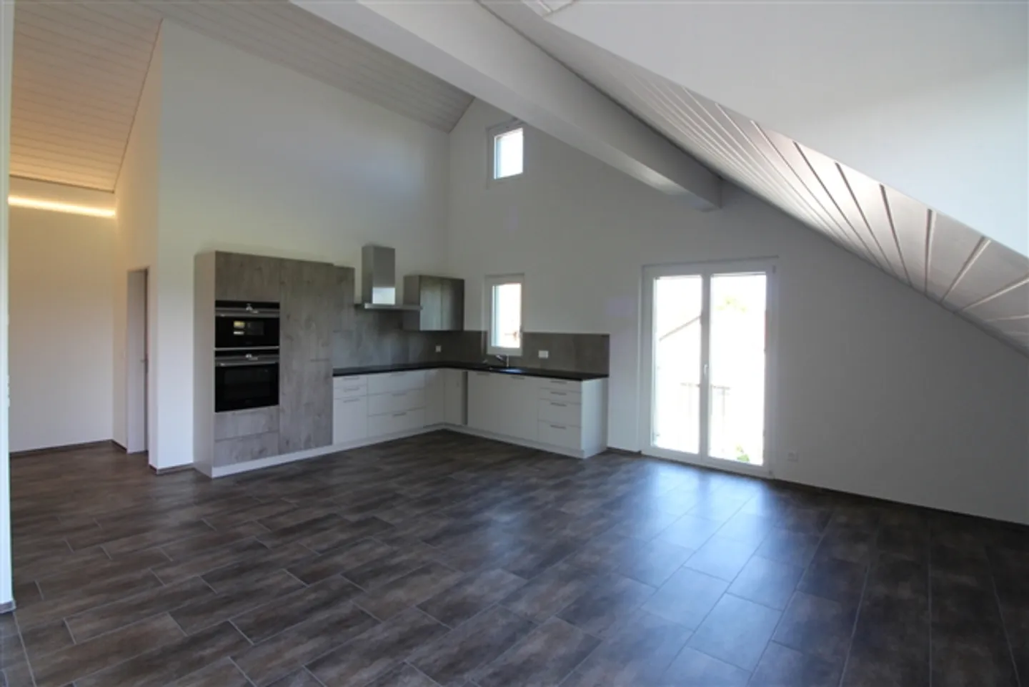 Vue dégagée, beaucoup d'espace de vie - Appartement en attique 3.5 pièces - Photo 4 sur 14