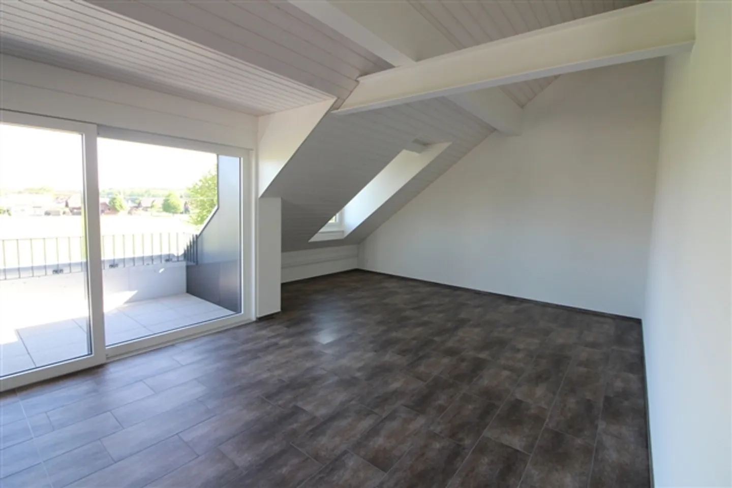 Vue dégagée, beaucoup d'espace de vie - Appartement en attique 3.5 pièces - Photo 7 sur 14