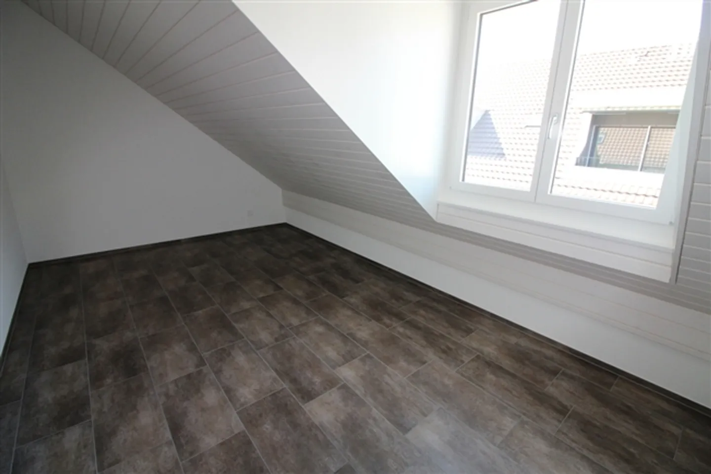 Vue dégagée, beaucoup d'espace de vie - Appartement en attique 3.5 pièces - Photo 8 sur 14