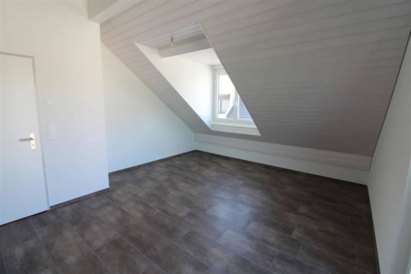 Vue dégagée, beaucoup d'espace de vie - Appartement en attique 3.5 pièces - Photo 9 sur 14