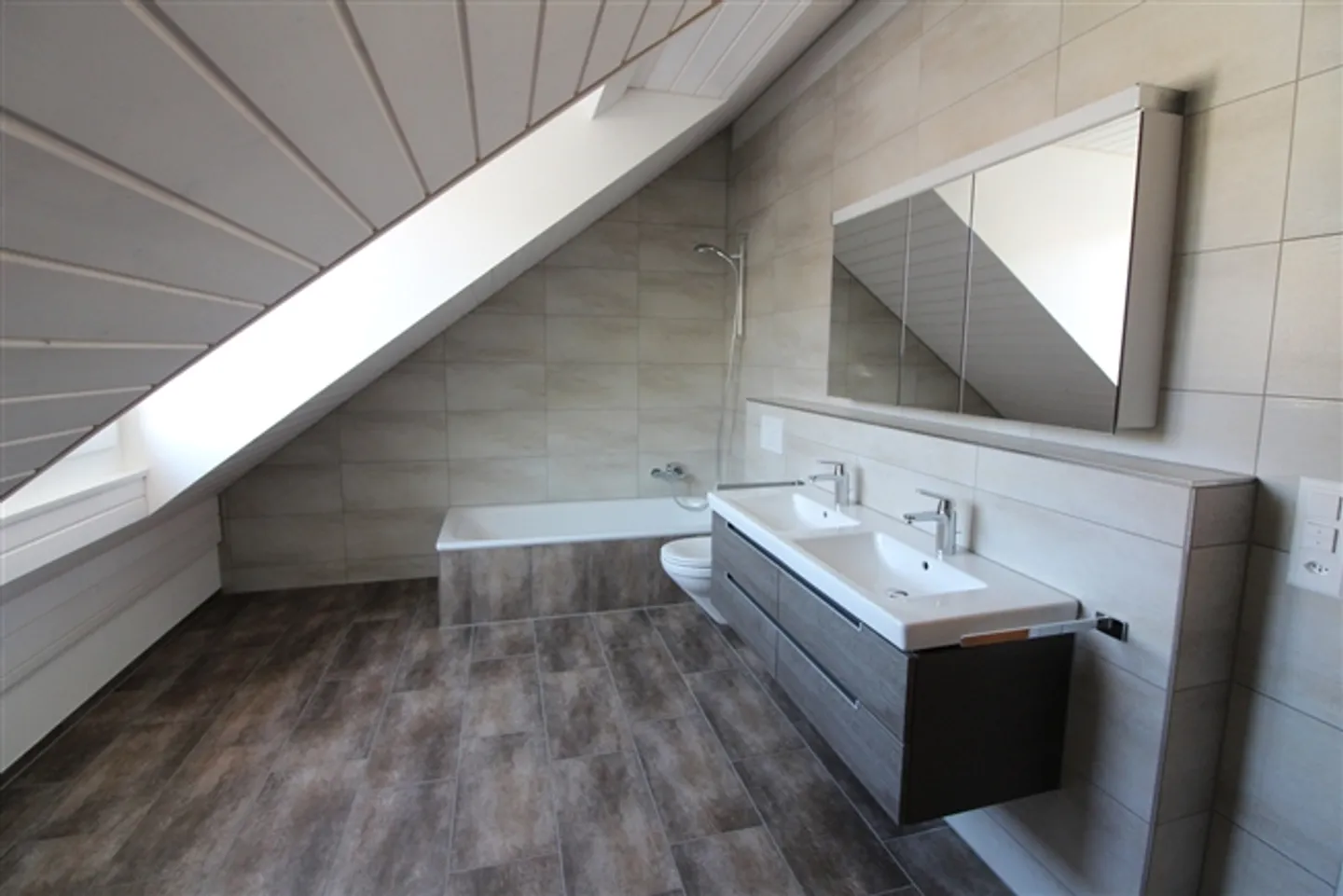 Vue dégagée, beaucoup d'espace de vie - Appartement en attique 3.5 pièces - Photo 11 sur 14