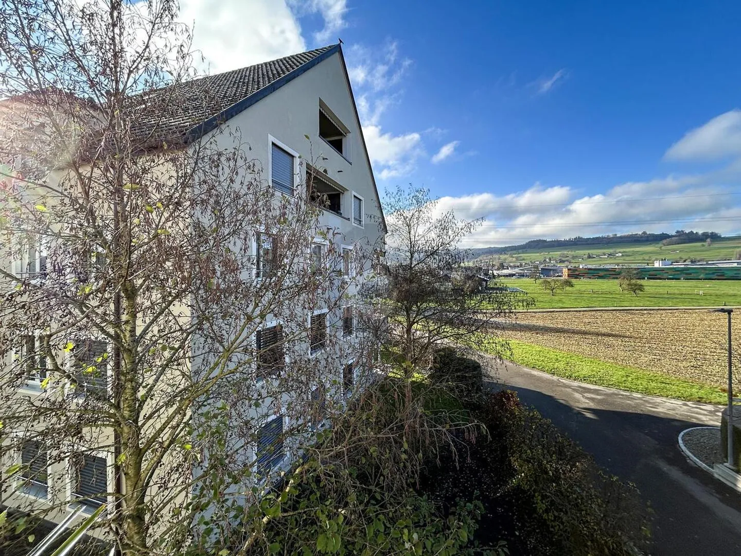 MODERNE AVEC UNE VUE SUR LE VERT - Photo 1 sur 6