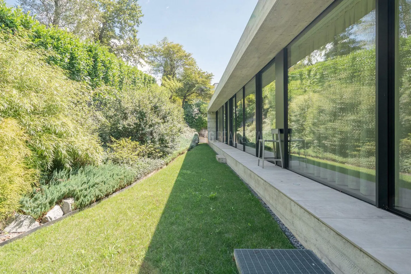 Elegante moderne Villa im Grünen - Foto 7 von 15