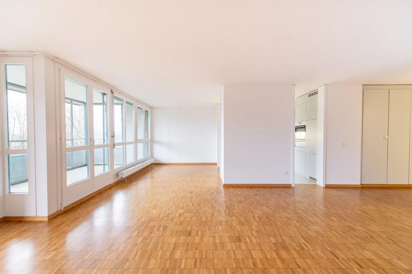 Living with Comfort: own washing machine, large balcony & plenty of space - Photo 2 of 13