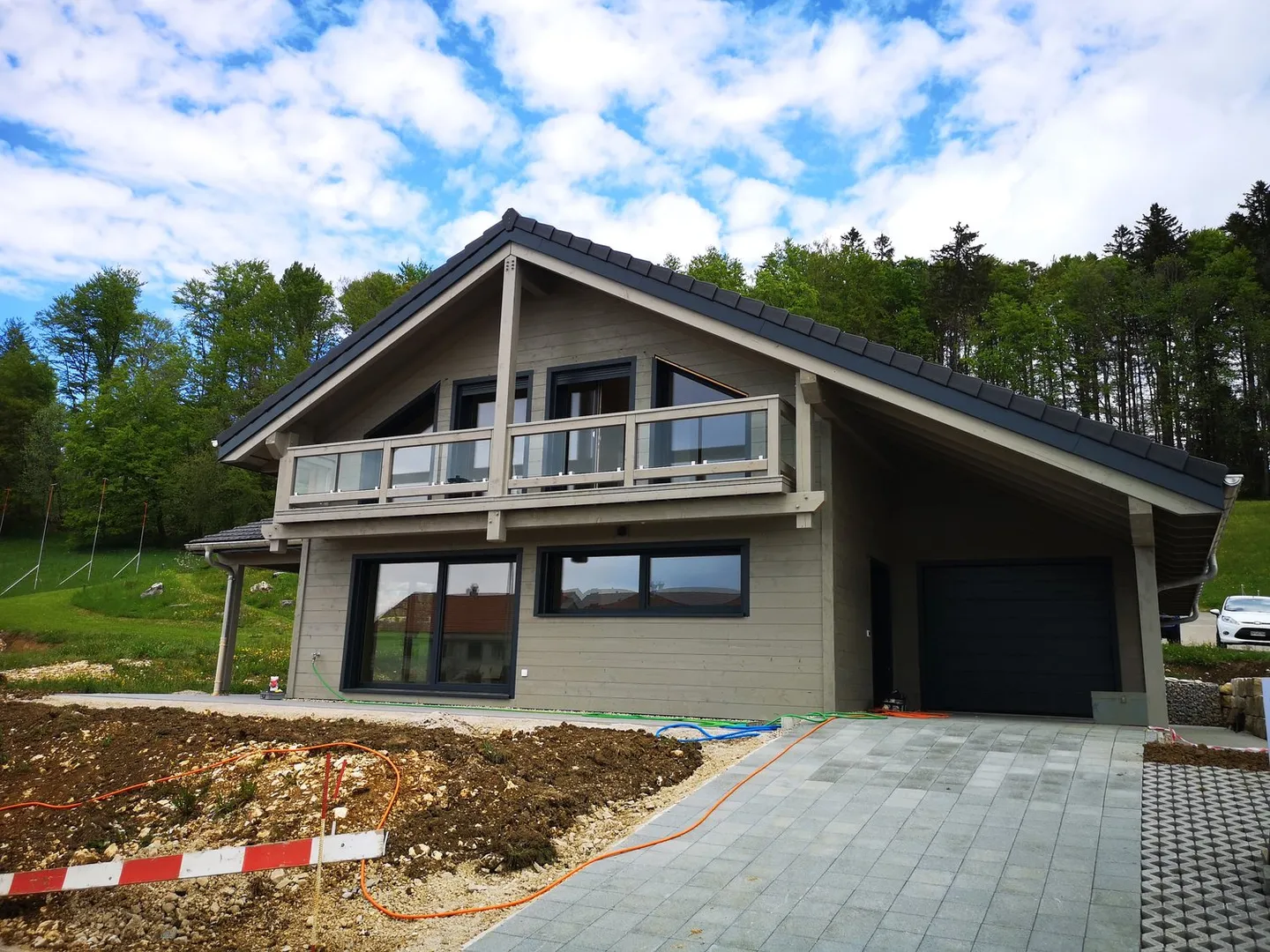 Casa moderna in legno riscaldata termicamente, con garage, terrazza e giardino - Foto 1 di 16