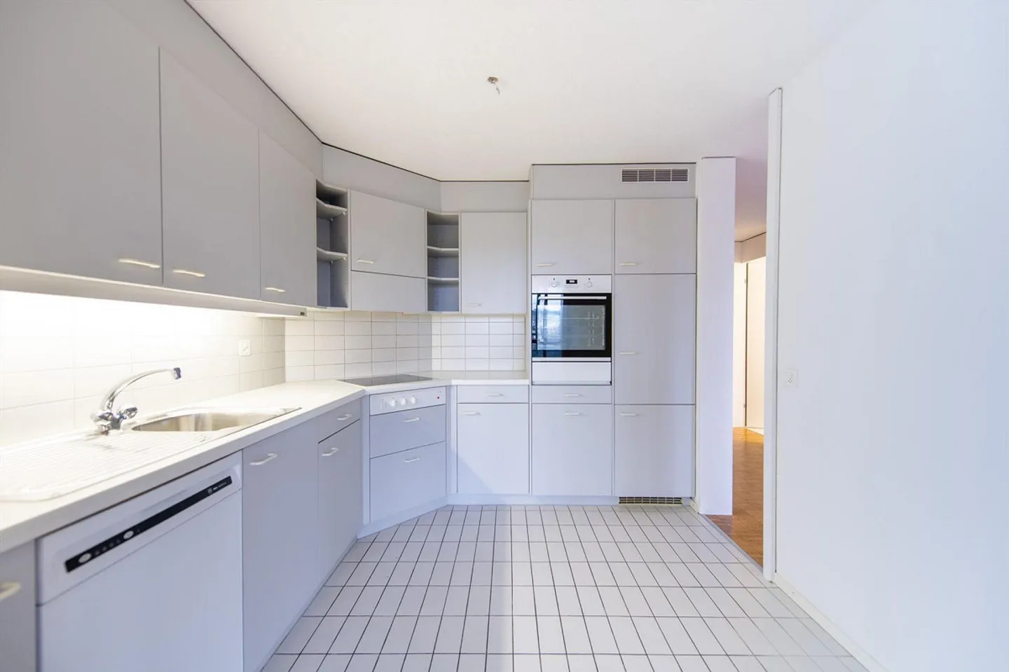 Living with Comfort: own washing machine, large balcony & plenty of space - Photo 3 of 13