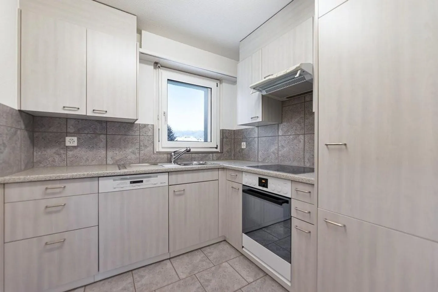RENT WITHOUT DEPOSIT - Apartment with a beautiful view of greenery - Photo 2 of 8