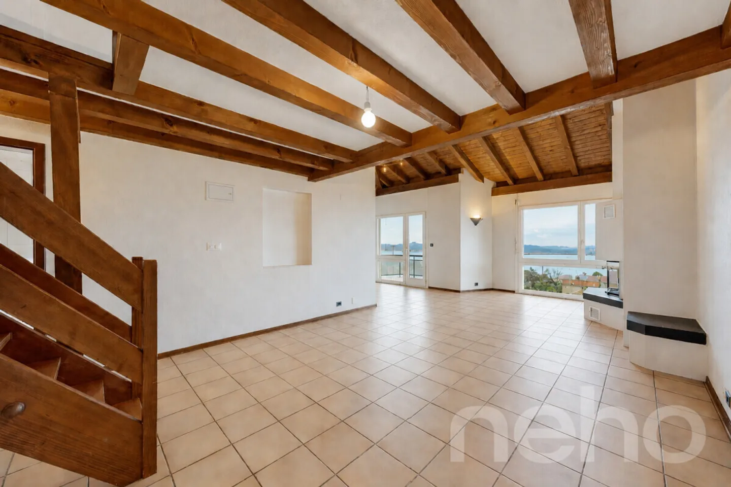 St Blaise: Ultimo piano con vista lago, soppalco e bei volumi - Foto 1 di 13