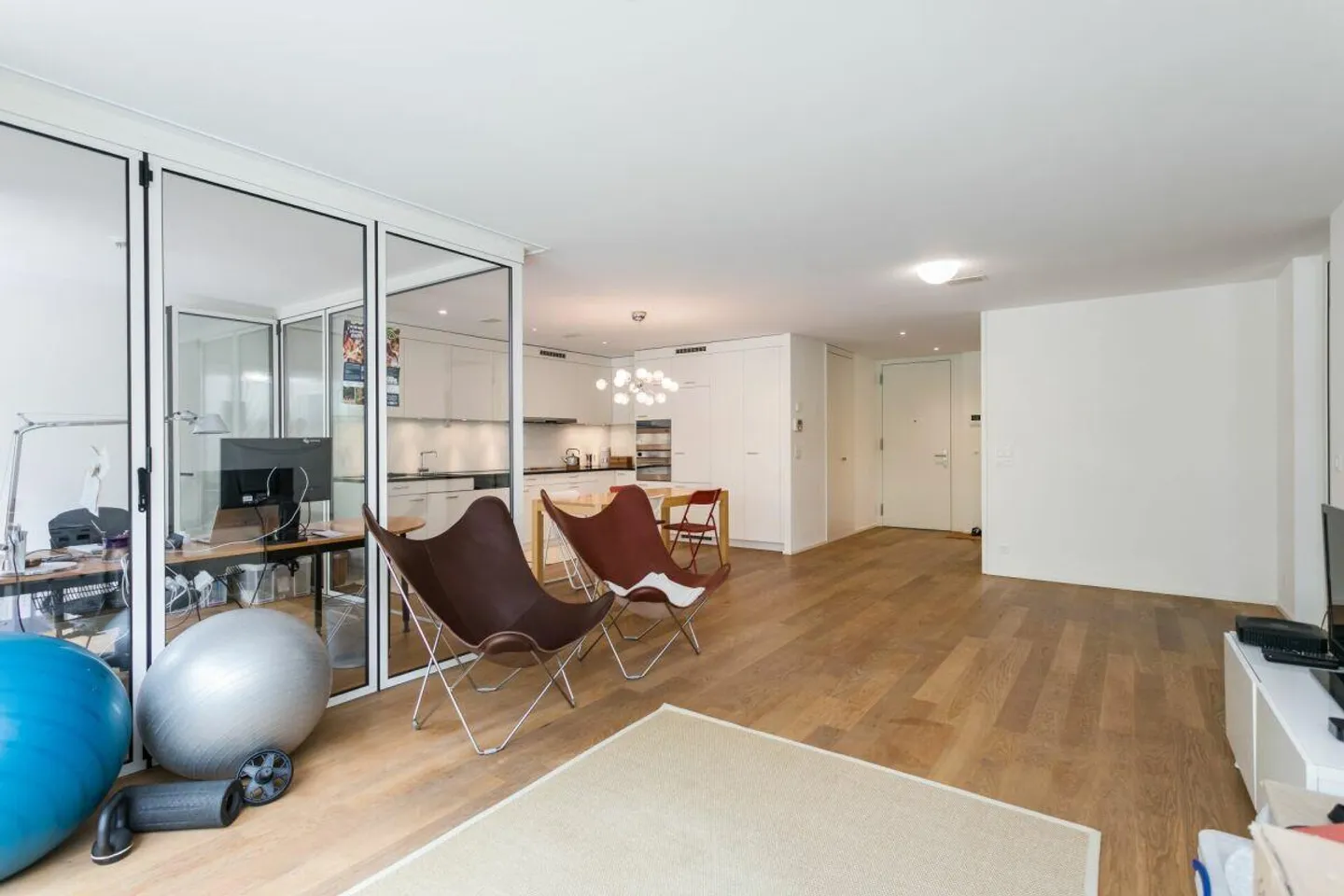 Very central and modern 2.5-room apartment - Photo 2 of 11