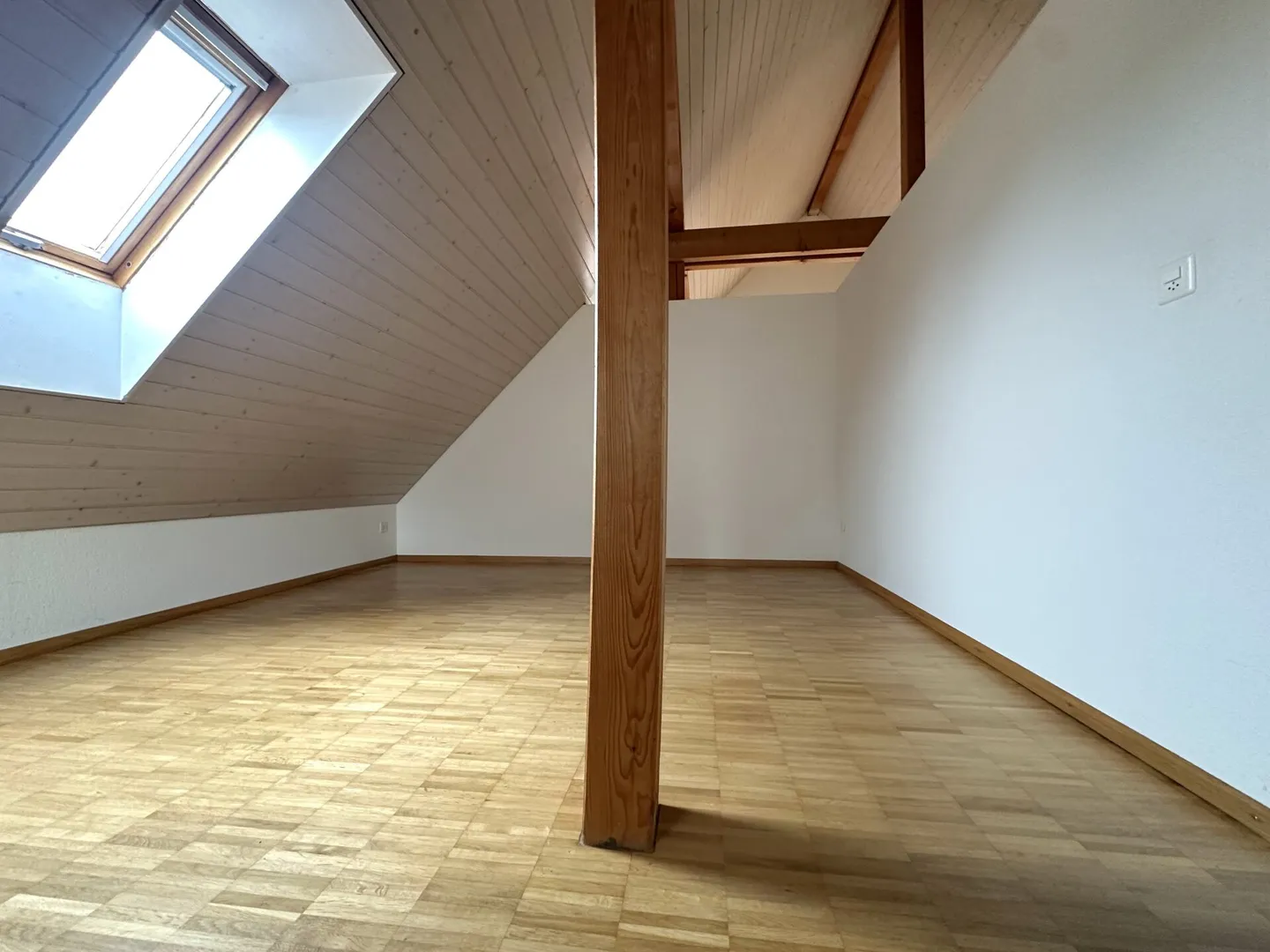Appartamento attico attraente con 2 camere - Foto 4 di 6