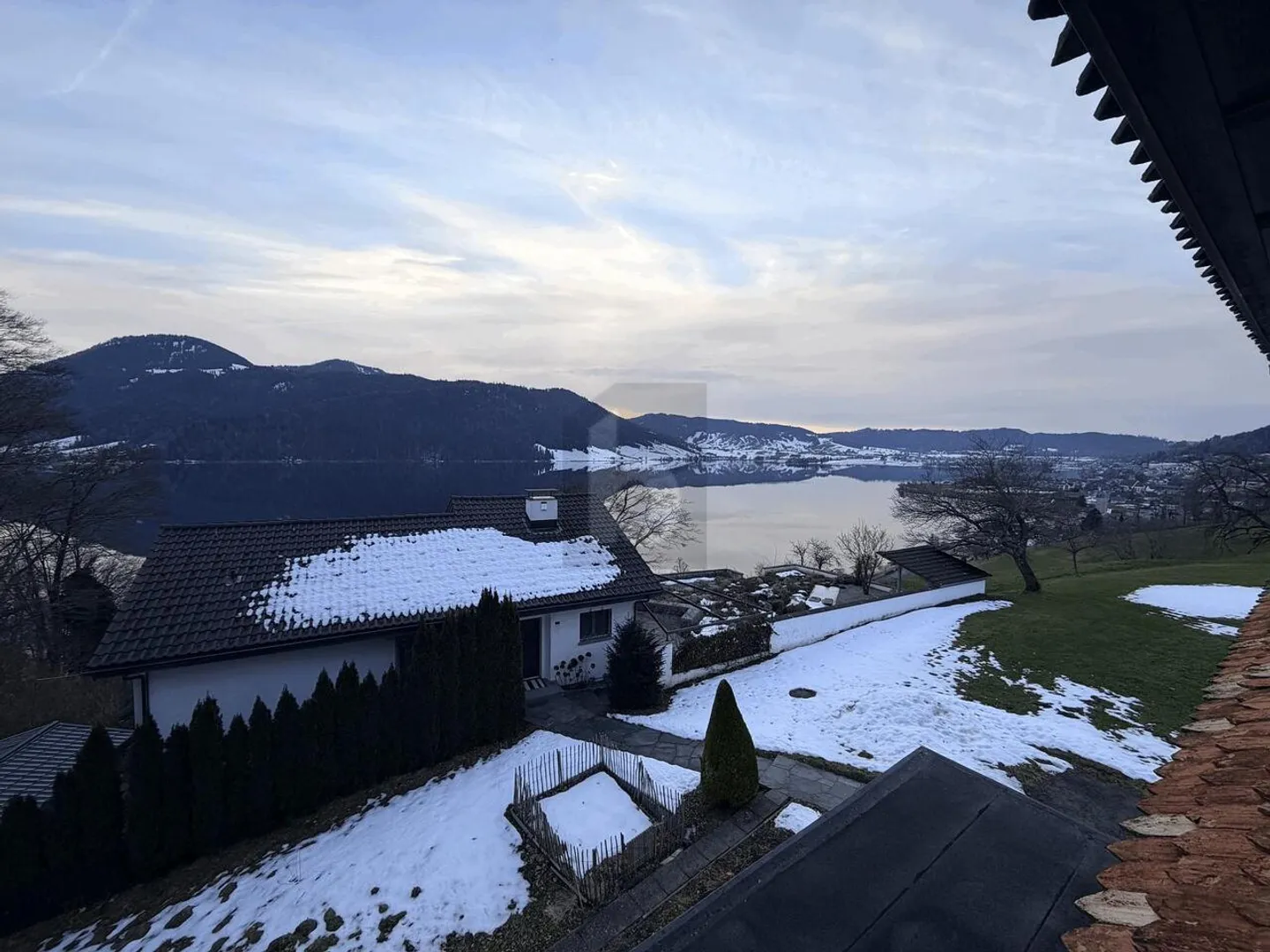 RUSTICO, VISTA DA SOGNO SU MONTAGNE E LAGO - Foto 1 di 6
