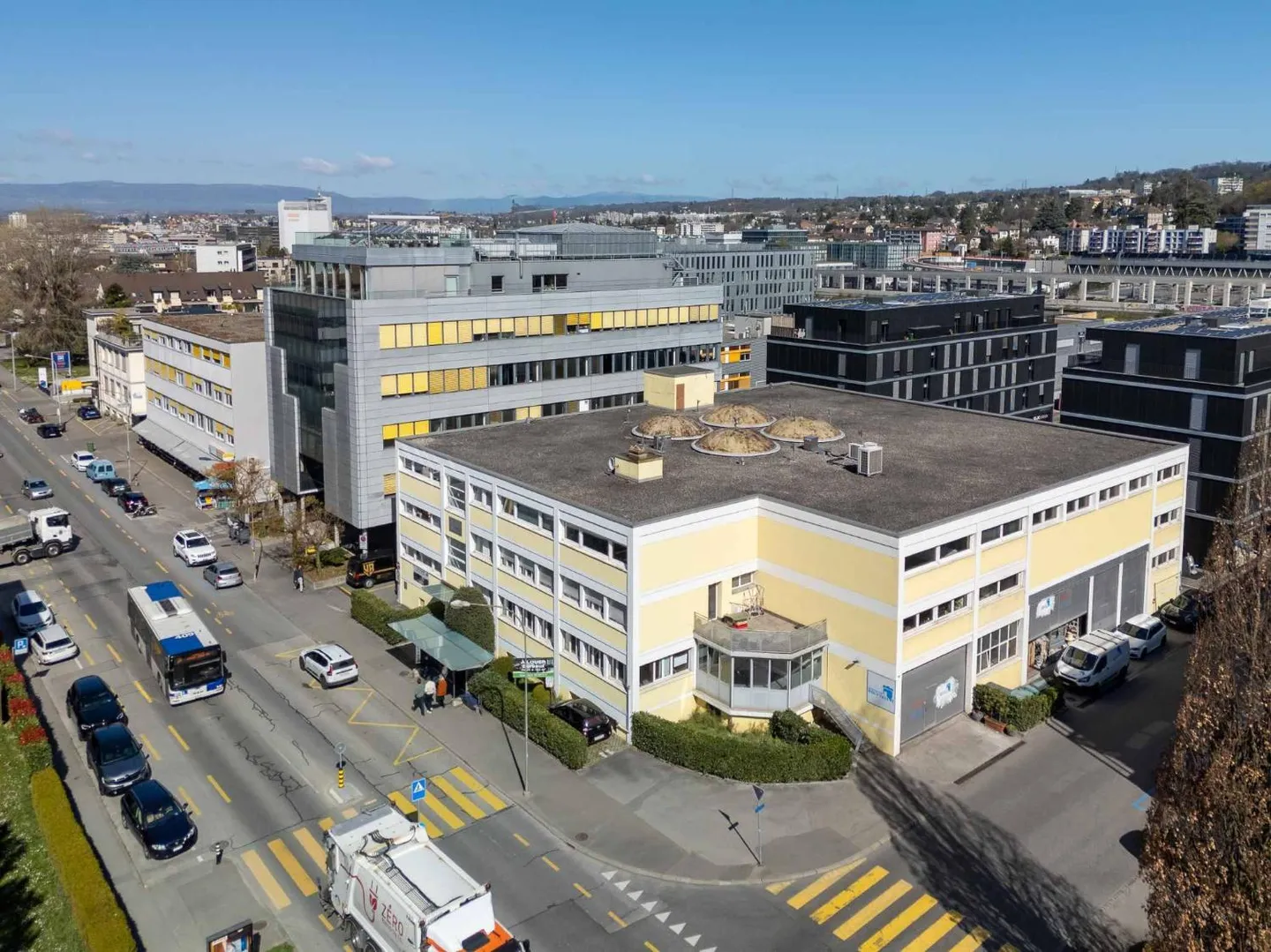 Espaces de location : rénovés, visibles et polyvalents de 40 à 140 m² - Photo 1 sur 5