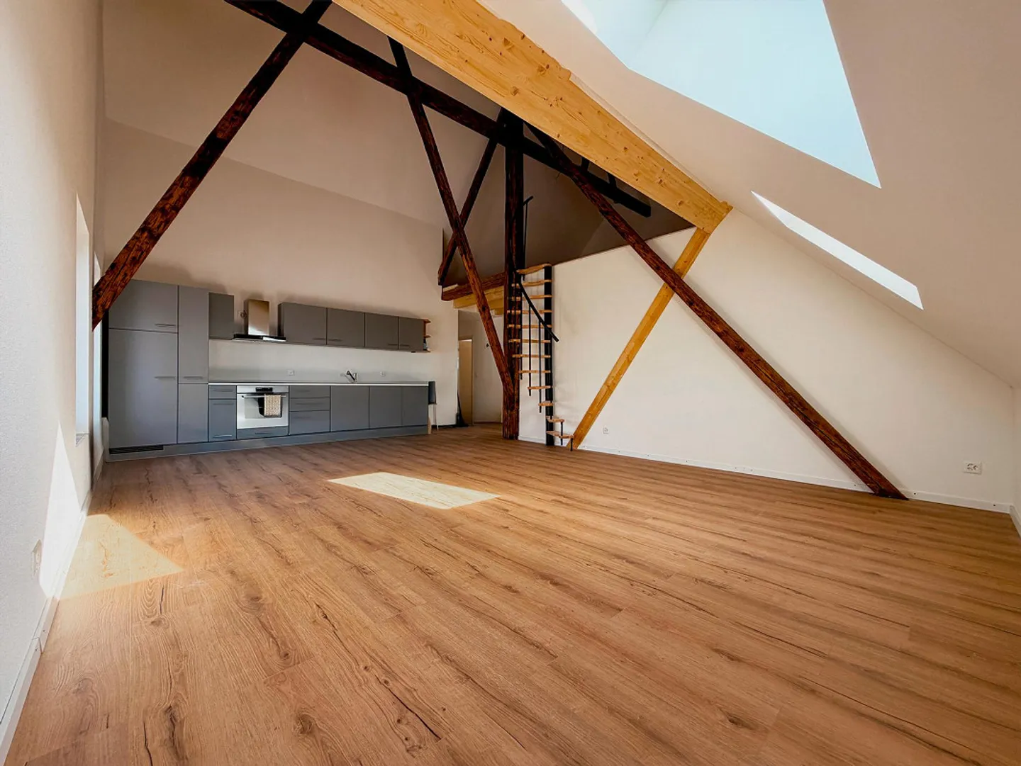 First occupancy: 3.5-room attic apartment with gallery in a quiet location - Photo 1 of 13