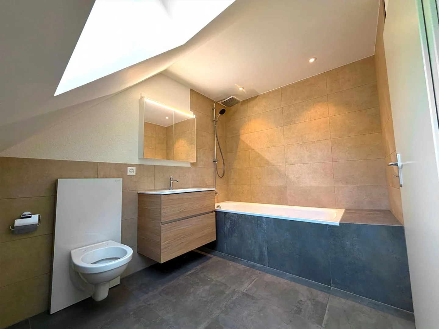 First occupancy: 3.5-room attic apartment with gallery in a quiet location - Photo 6 of 13