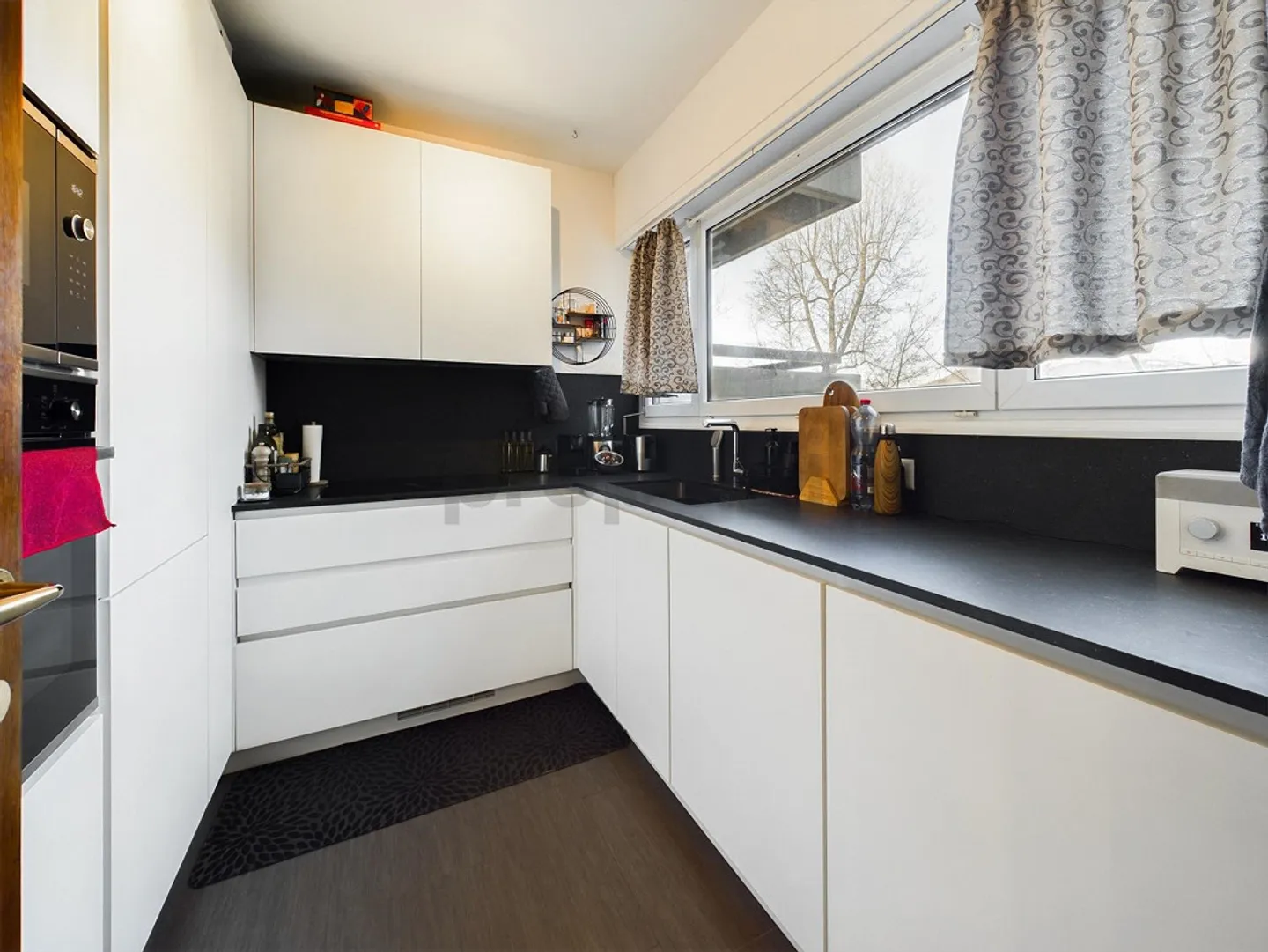 Stunning renovated 3.5-room apartment with lake view - Photo 2 of 11