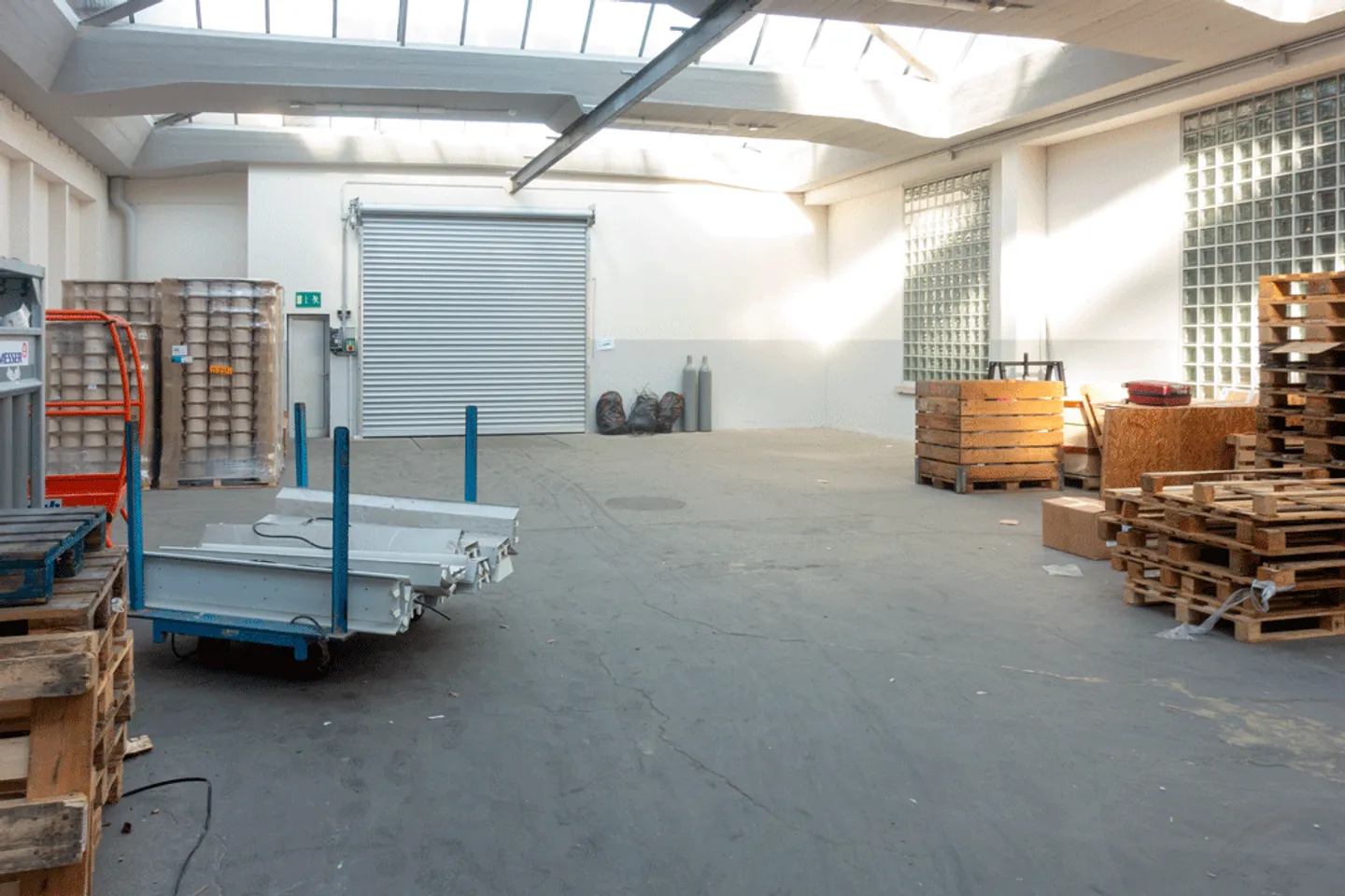 2 x 600 m2 entrepôt avec accès par rampe à louer - Photo 2 sur 7