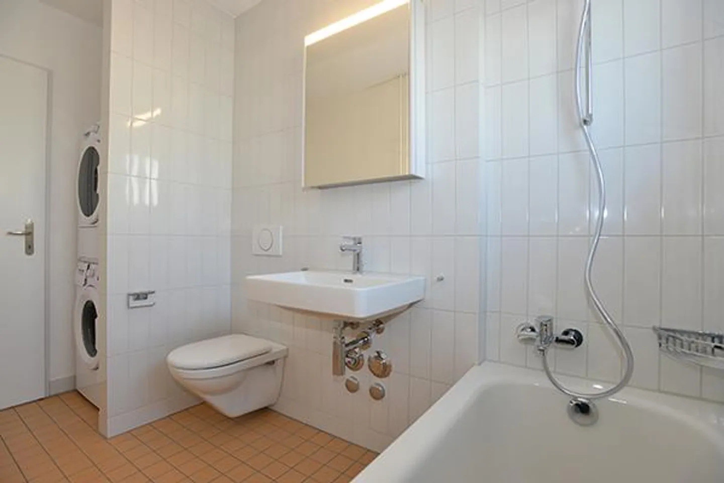 Modern apartment in a beautiful location - Photo 4 of 6