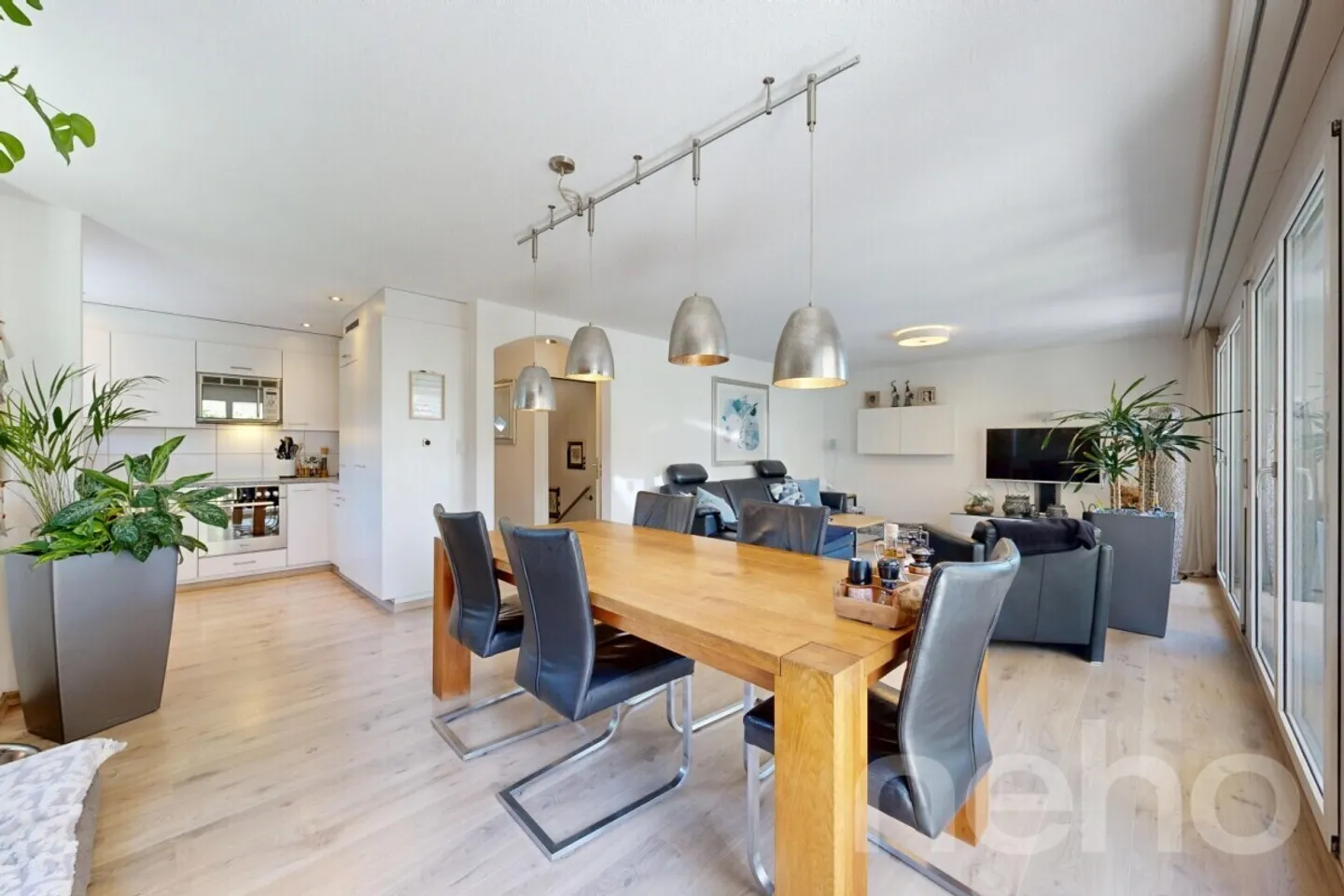 Casa unifamiliare adatta alle famiglie con giardino soleggiato - Foto 2 di 12